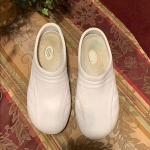 Sz 11 women nursing shoes